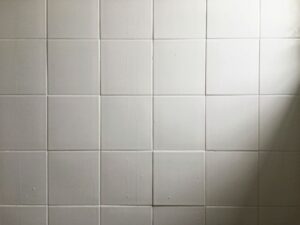 ślady detergentów na kafelkach  
