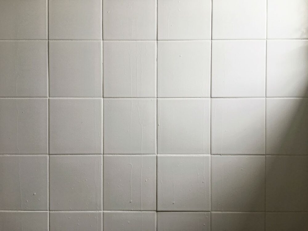 ślady detergentów na kafelkach  